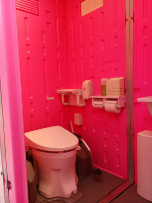株式会社池井組が導入した建設現場の女性専用仮設トイレの外観